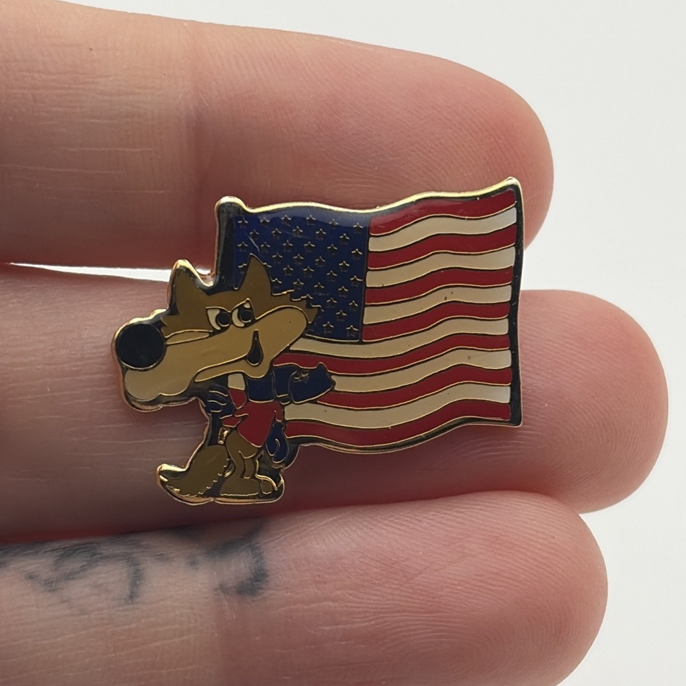1984 Sarajevo Winter Olympic Games Vucko Wolf American Flag USA Lapel Hat Pin